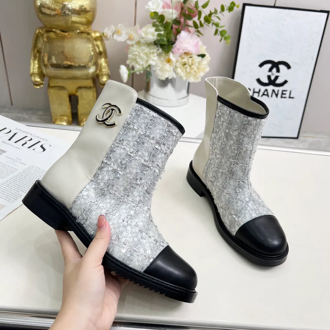 👟👟Ex-factory price 720👟👟 High version of Chanel CHANEL, 🌞🌞🌞Xiaoxiang’s latest 2025 autumn and winter short boots, a must-have item for this autumn and winter season! ! Ms. Chanel loves simple yet irresistible combinations to show her unique style. Mix and match freely to shine⚡Follow Grandma’s fashion steps! ! ! The top-notch craftsmanship and texture are perfectly presented. No matter any details, you can compare them with the counters. The best quality products can be entered and exited from the counters at will! ❶Fabric: imported sheepskin with customized fabrics ❷Lining: sheepskin lining ❸Foot pads: sheepskin ❹Outsole: original molded sole ❺Heel height: 3.5cm ❻Boot shaft height: total height 7 inches ❼Number: 35-40 (40 and 41 are customized and cannot be returned)